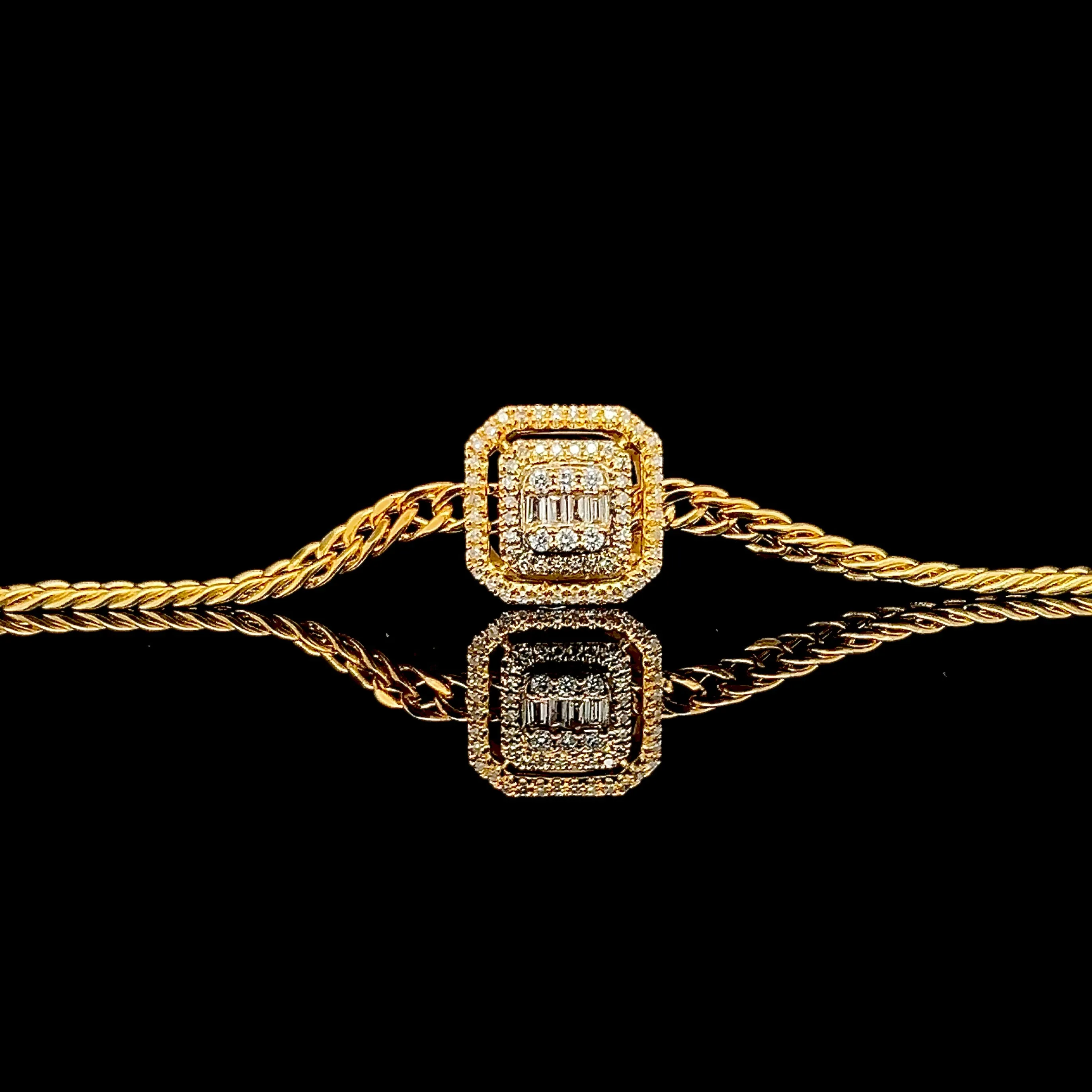 #LVNA2024 | Golden Unisex Square Halo Solid Chain Bracelet 18kt